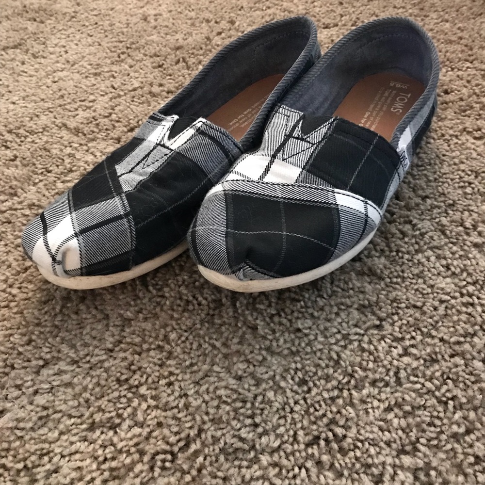 Black and white plaid toms